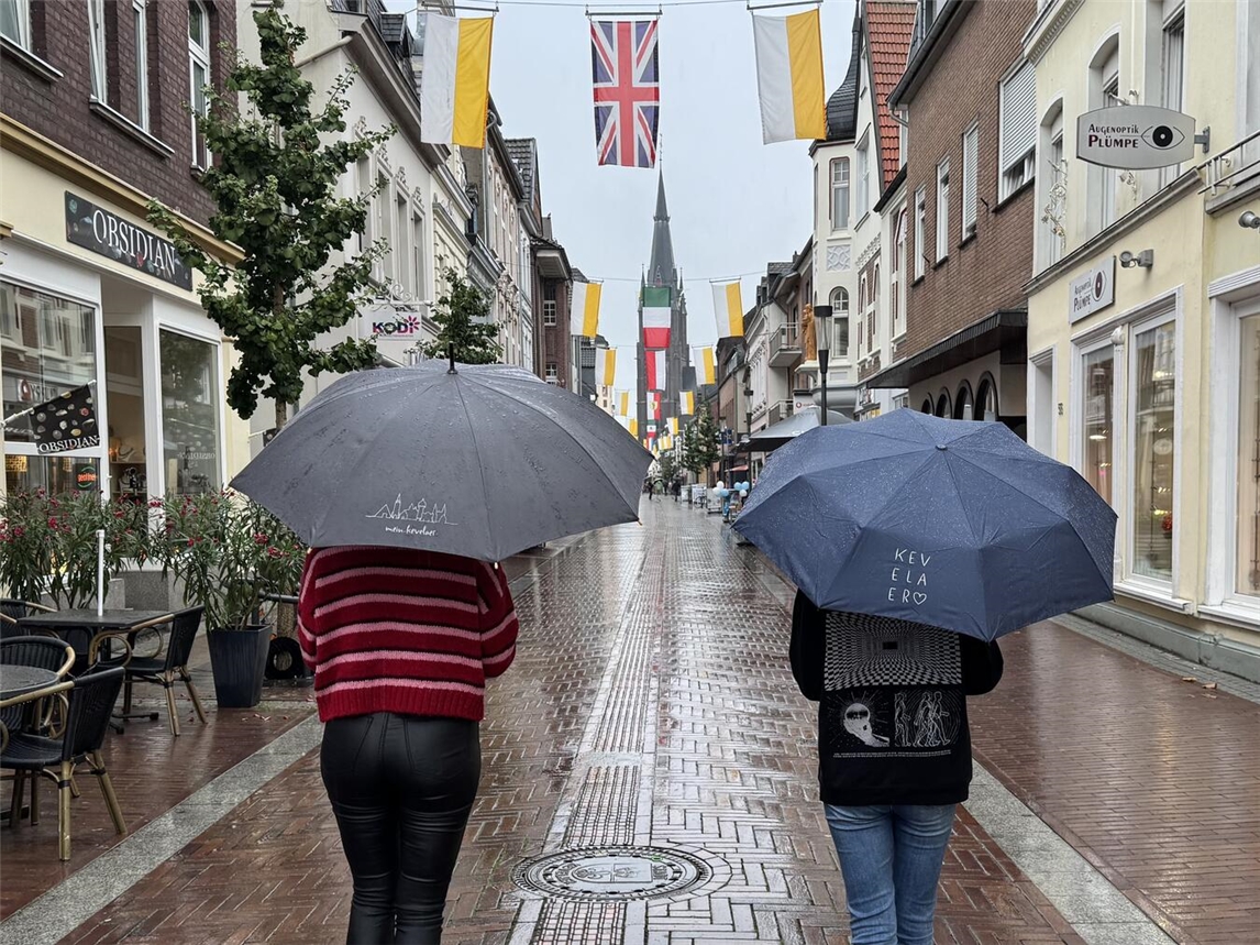 Mit den Kevelaer-Regenschirmen kann man auch bei Regenwetter den Shopping-Trip genießen. Foto: Wallfahrtsstadt Kevelaer