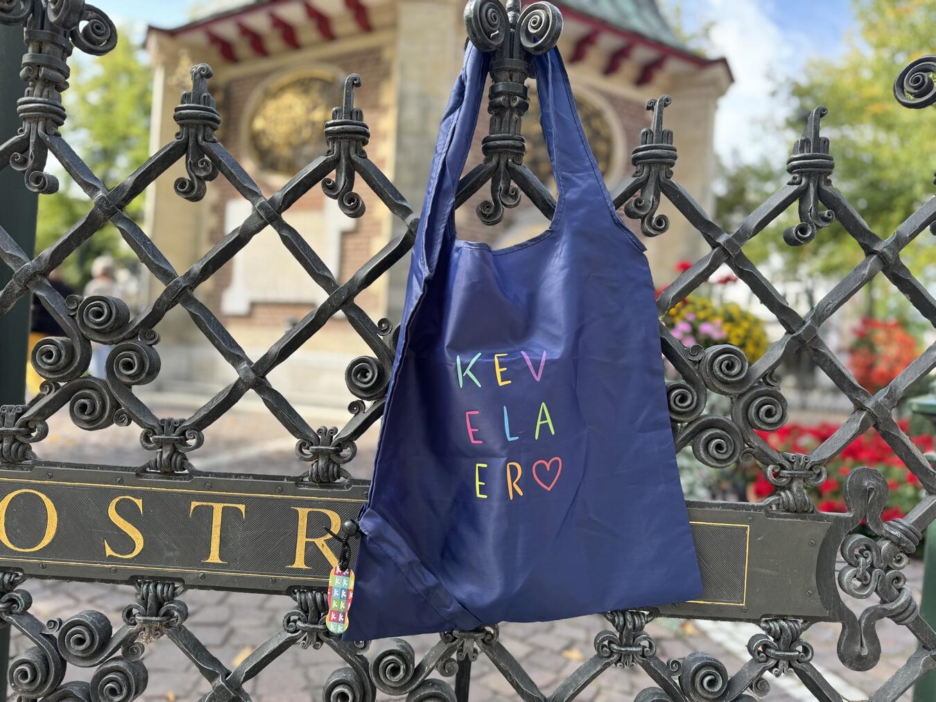 Mit Kevelaer-Souvenirs
entspannt einkaufen Mit den Kevelaer-Souvenirs wird jeder Shopping-Trip zum Erlebnis. Foto: Wallfahrtsstadt Kevelaer