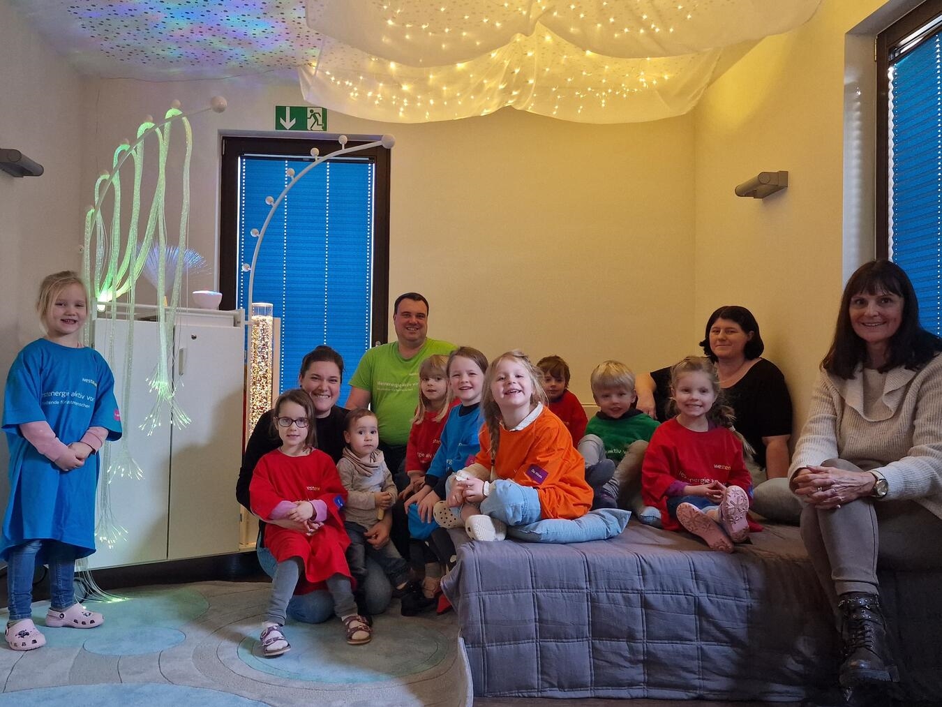 Mit den Kindern freuen sich Ellen Beenen (Vorsitzende des Fördervereins), Ingo Ewald (Westenergie), Anika Richter und Silvia Pitzer (Kita und Förderverein, v. l.) über den neuen Ruheraum. Foto: privat