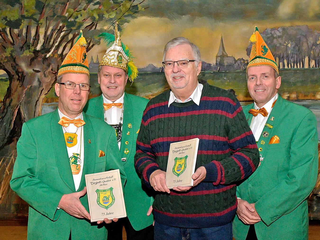 „Än et löppt näss en Tölleken“ Mit der Chronik (v.l.): Christoph Weyers, Präsident Helmut Vehreschild, Wolfgang Dahms und Vorsitzender Volker Risch. NN-Foto: Rüdiger Dehnen