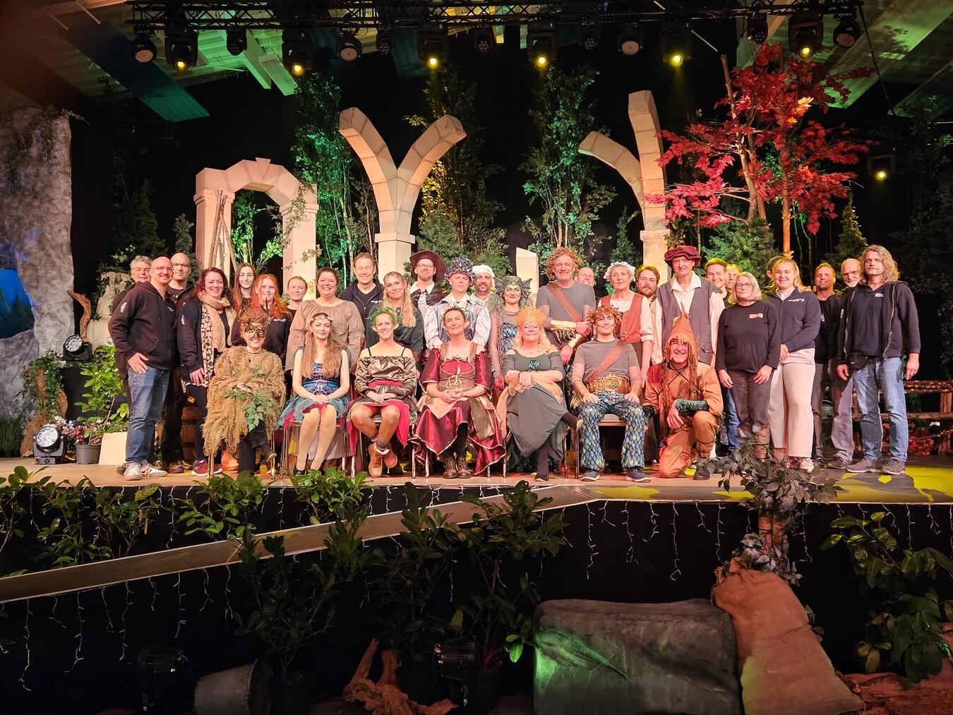 Mit der Inszenierung von „Die Nixe im Teich“ begeisterte das Ensemble vom Weihnachtsmärchen Straelen im Dezember 2025 über 8.000 Besucher. Einsendungen zum Malwettbewerb sind noch bis zum 23. Januar möglich.Foto: Kulturring Straelen