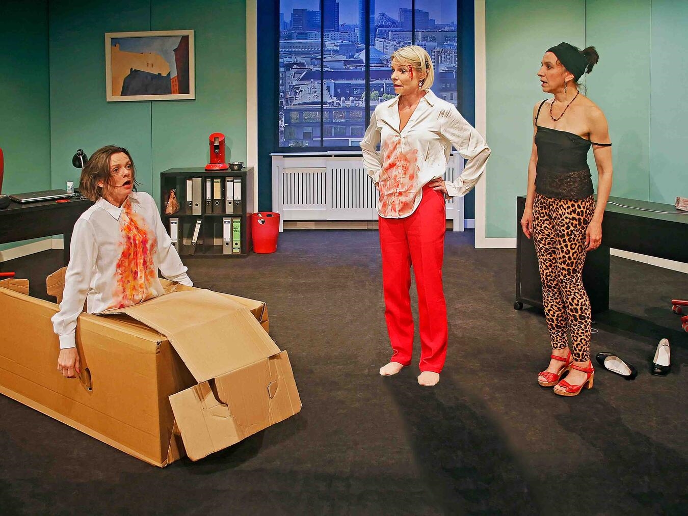 Das Ensemble des Berliner Kriminaltheaters auf der Bühne der der Krimikomödie „Mordskolleginnen“.