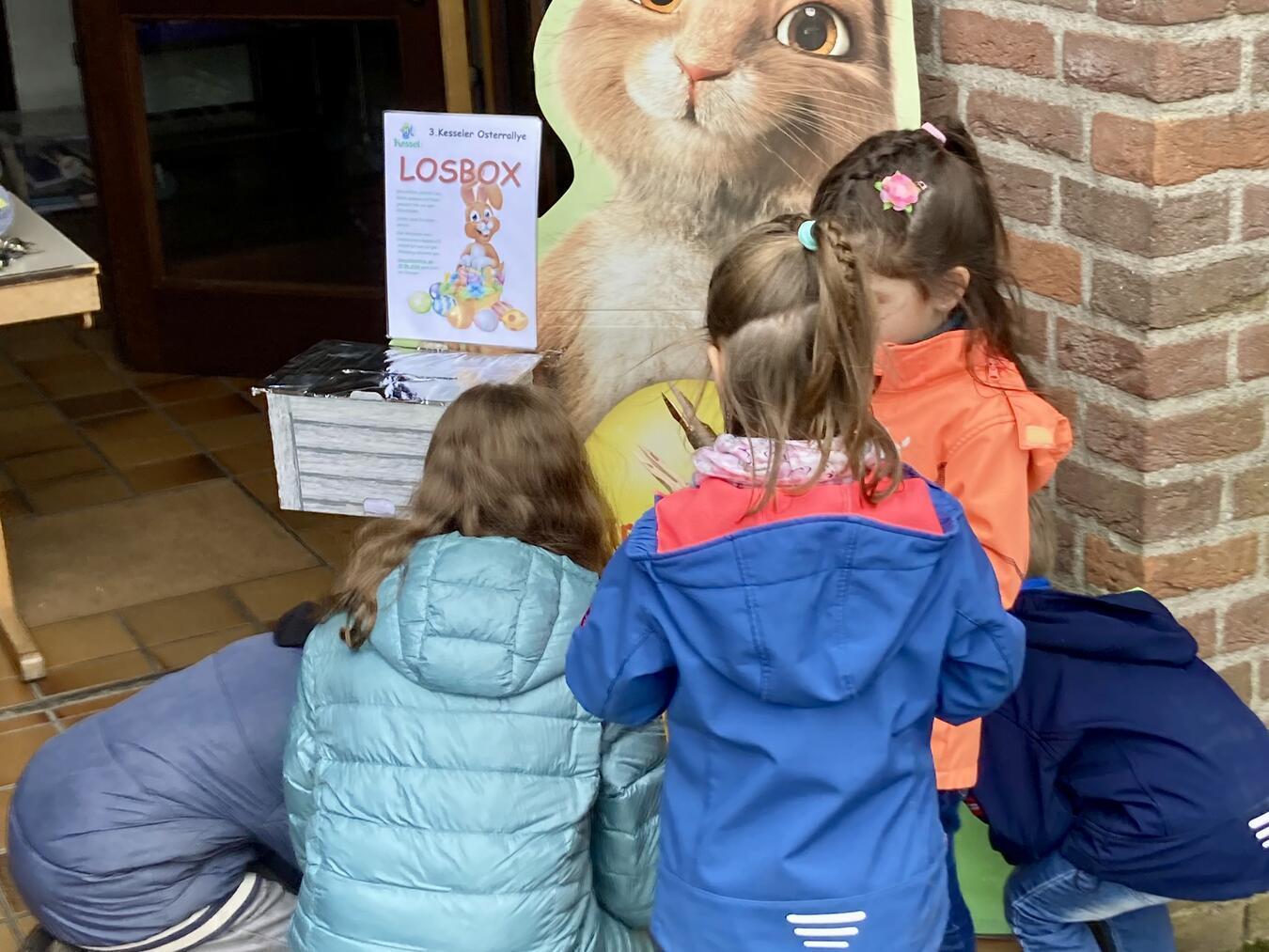 Mit der Losbox in der Hand wartete der VHV-Hase am Kaiser-Otto-Platz auf die ausgefüllten Mitmachzettel. Foto: privat