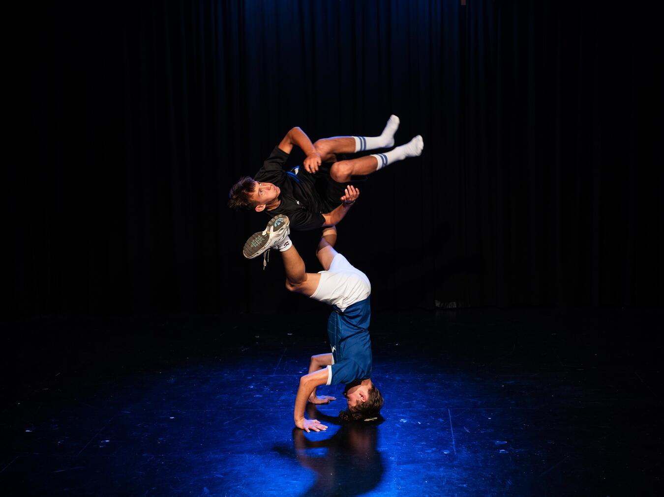 Mit der Mischung aus mitreißenden Tanzeinlagen, live gesungenen Liedern, beindruckender Akrobatik und geheimnisvollen magischen Illusionen wollen die Darsteller die Gäste wieder begeistern. Foto: Lucas Hans