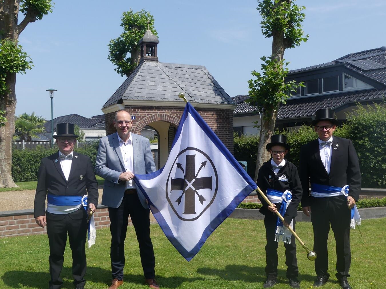 Mit der neuen Fahne: (v.l.n.r.) Wilfried Engbroks, Arnd Feegers, Joshua Vloet und Kevin Minor. Foto:St. Johannes-Schützenbruderschaft 1698 Weeze