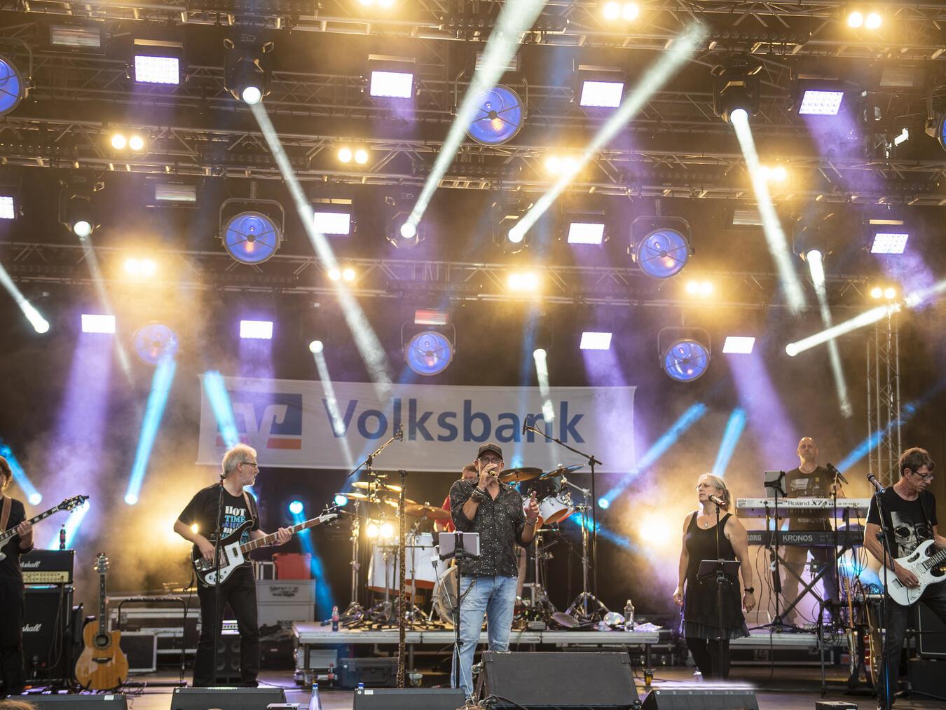 Mit der Rock-Coverband „Second Edition“ startet das Festwochenende am kommenden Freitag im Adlersaal. 