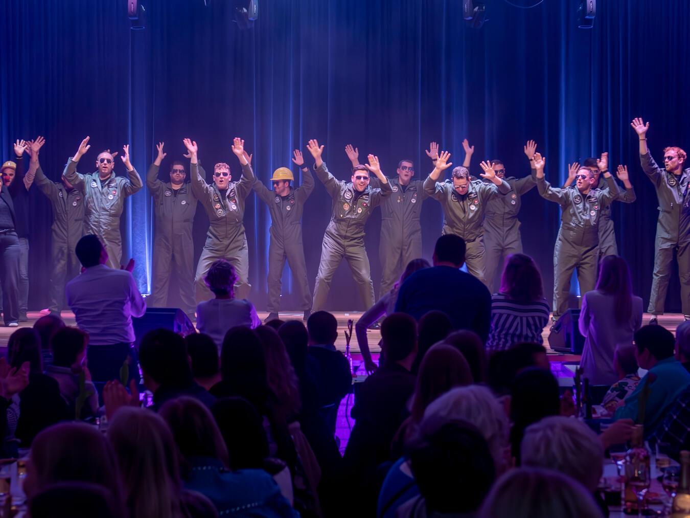 15. Männerballet-Tanzturnier begeistert Mit der Startnummer eins gingen die Pfalzdorfer Herzbuben als Piloten an den Start.