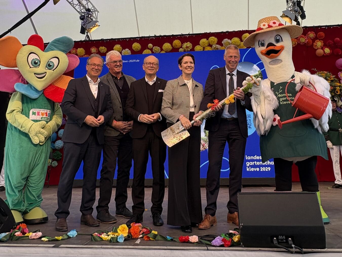 "Spatenübergabe Neuss-Kleve symbolisiert Staffelwechsel der Landesgartenschau NRW 2029"