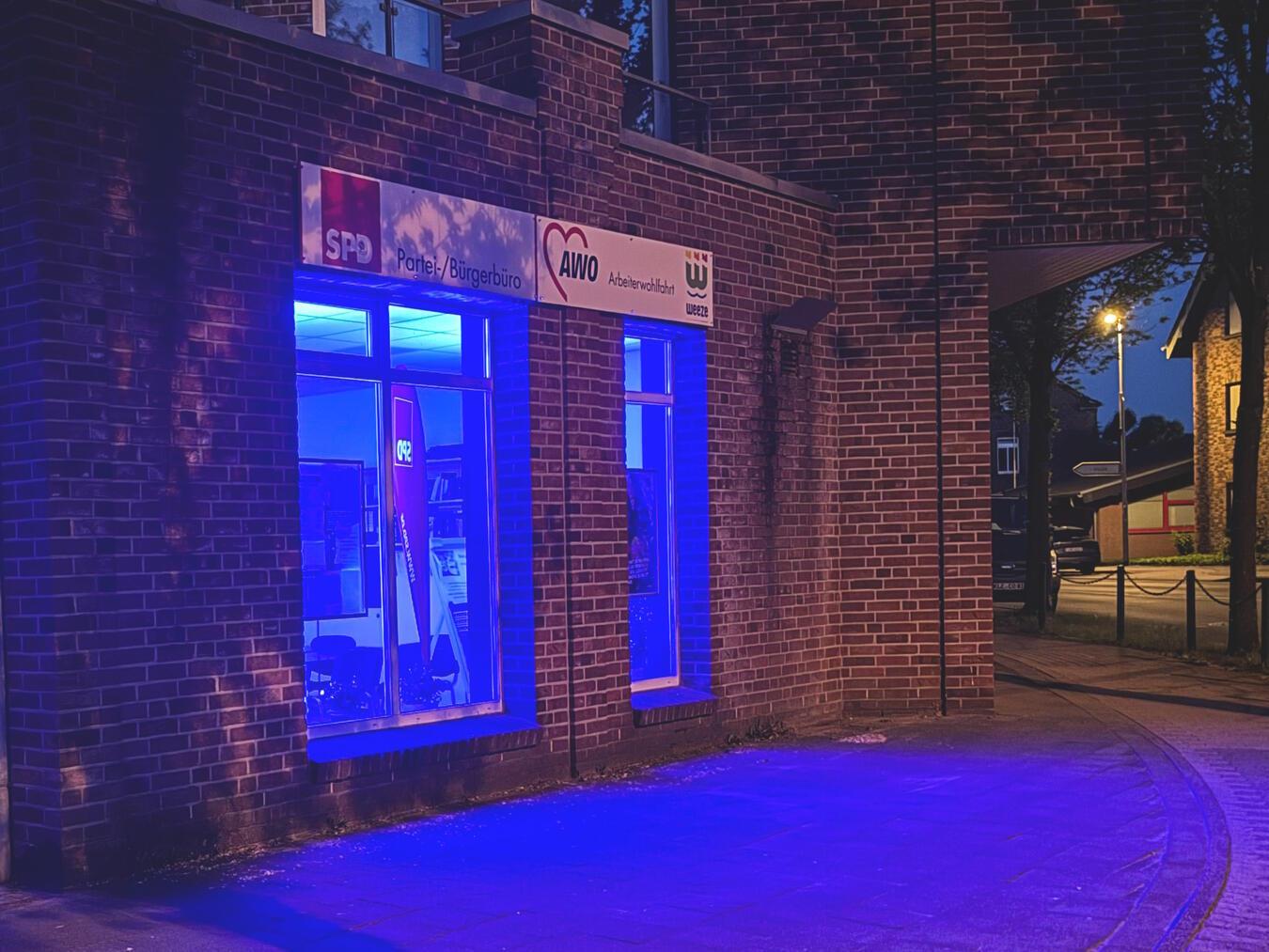 Mit der Teilnahme an der Initiative #LightUpTheNight4ME zeigte die SPD in Weeze ihre Unterstützung im Kampf gegen die schwere neuroimmunologische Erkrankung ME/CFS (Myalgische Enzephalomyelitis/Chronisches Fatigue-Syndrom). Foto: SPD Weeze 