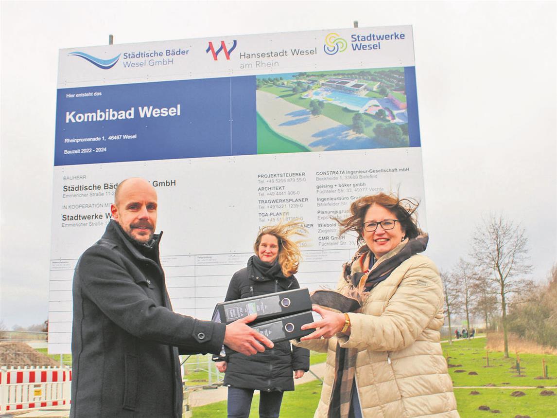Mit der Übergabe der Baugenehmigung ist nun ein weiterer wichtiger Schritt getan. V.l.: Martin Christoph (Geschäftsführer Städtische Bäder Wesel) Christiane Hanisch (Fachbereich Stadtentwicklung) und Bürgermeisterin Ulrike Westkamp. NN-Fotos: Thomas Langer