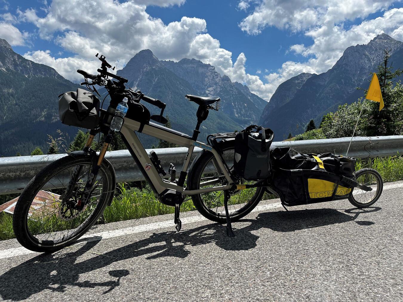 Mit diesem Fahrrad mit Anhänger bewältigte Thomas Hommen auch in diesem Jahr seine Tour. Fotos (4): ThomasHommen
