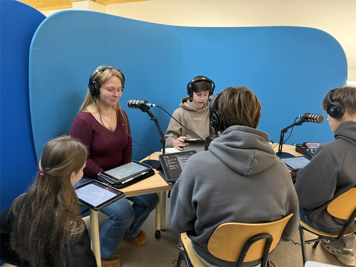 "Schüler des Gymnasiums Straelen gestalten kreativen Podcast über die 1920er Jahre"