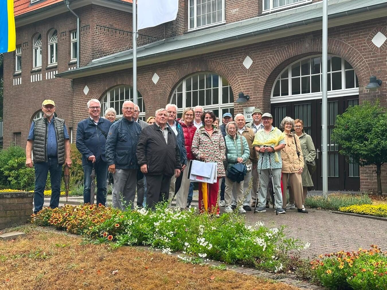 "Dr. Charlotte Giesbers führt Teilnehmer über das weitläufige Klinikgelände bei einer Führung"