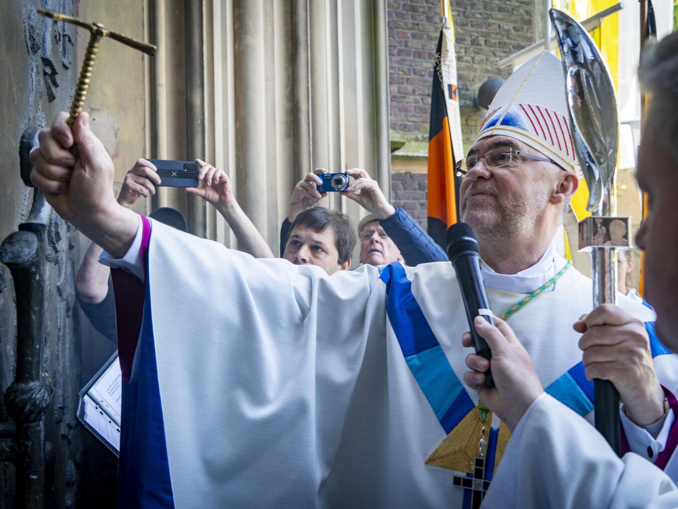 Mit drei Hammerschlägen gegen das Pilgerportal hat Weihbischof Rolf Lohmann die Wallfahrt in Kevelaer eröffnet. NN-Fotos: Gerhard Seybert