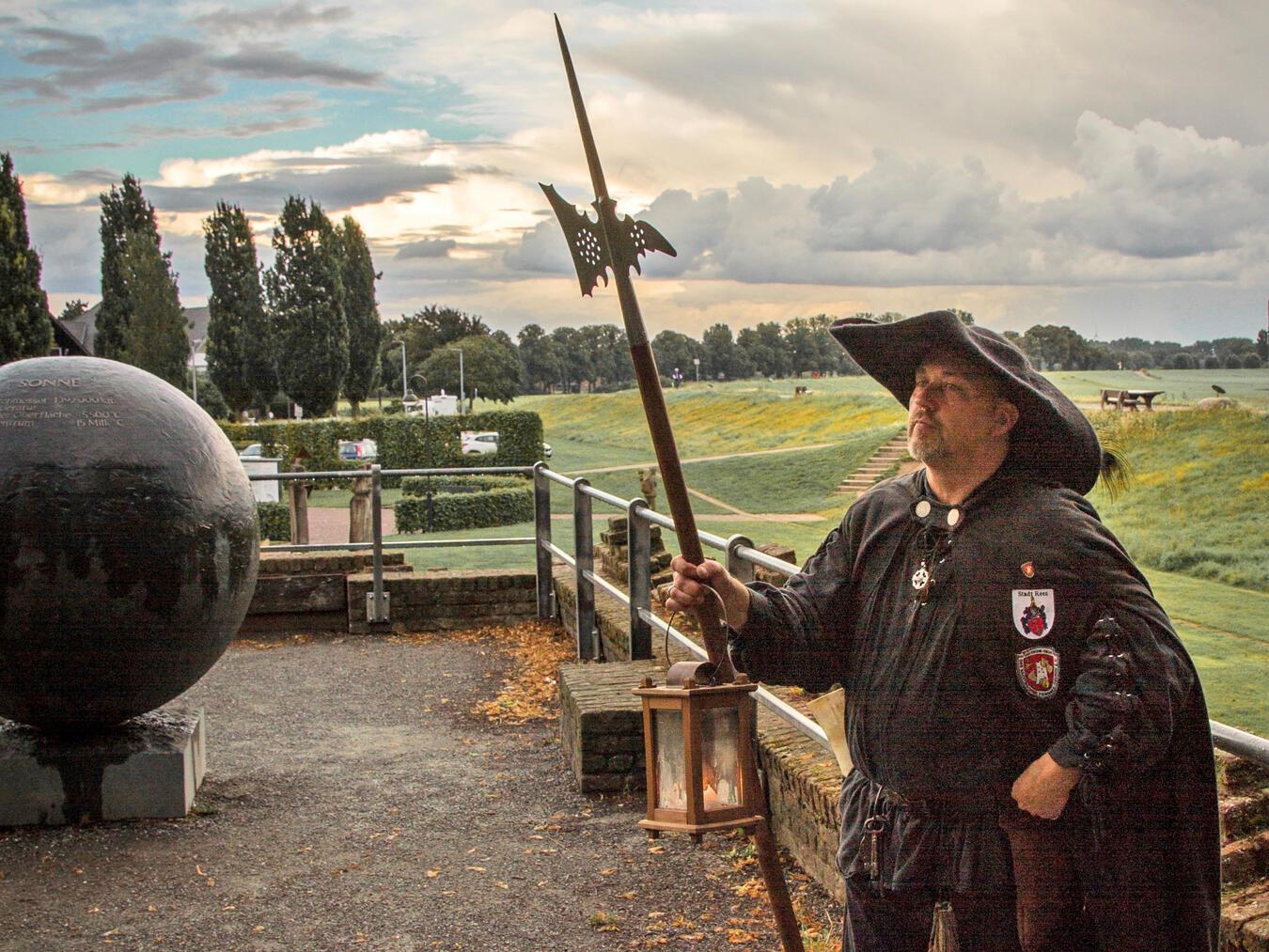 Mit eigener Laterne und Nachtwächter durch Rees. Foto: T. Gregorio