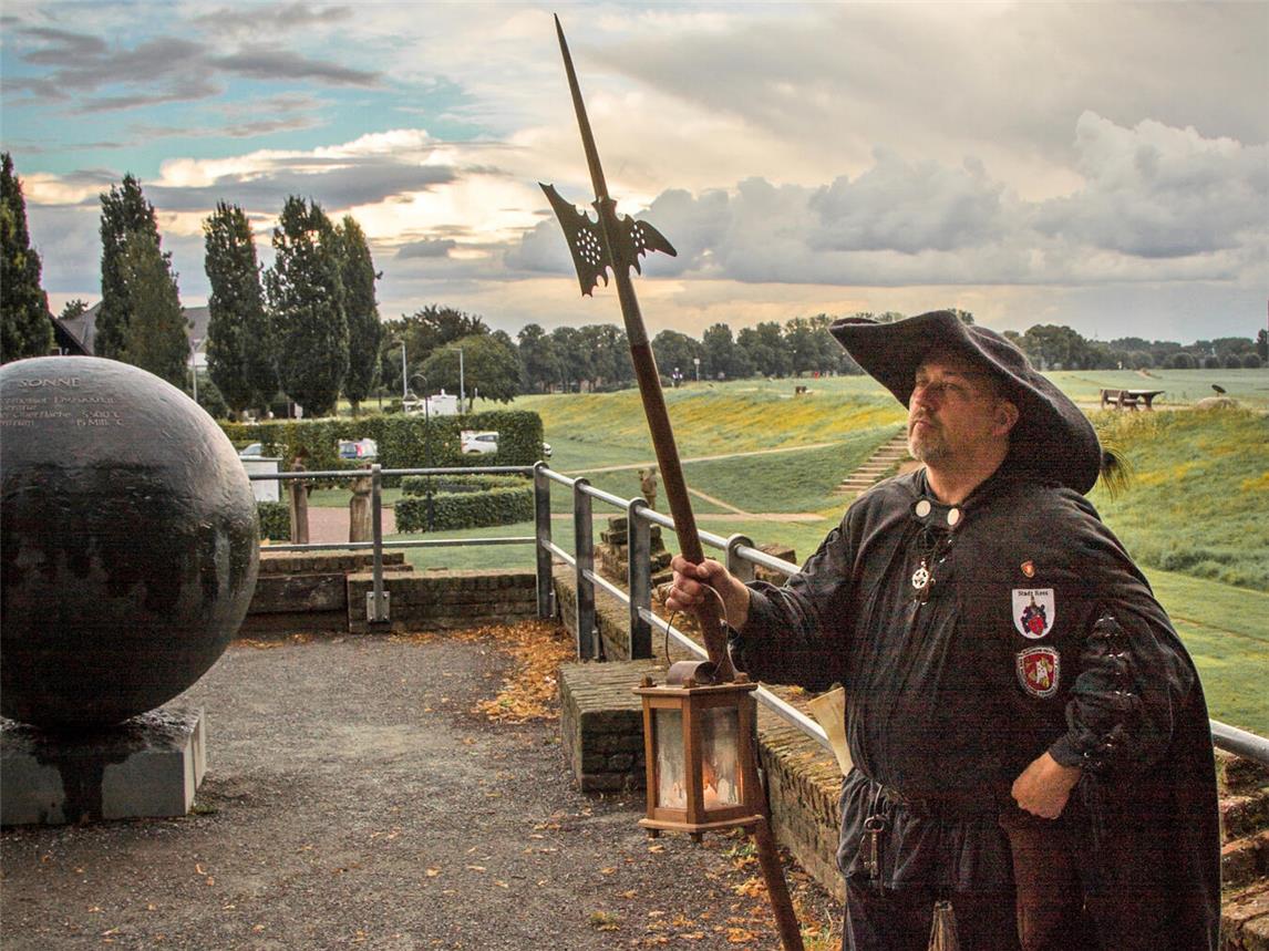 Mit eigener Laterne und Nachtwächter durch Rees. Foto: T. Gregorio