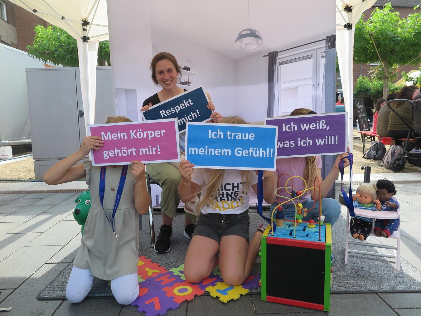 Mit einem Aktionsstand auf dem Feierabendmarkt wurde auf das Thema sexualisierte Gewalt bei Kindern und Jugendlichen aufmerksam gemacht. Foto: Stadt Emmerich