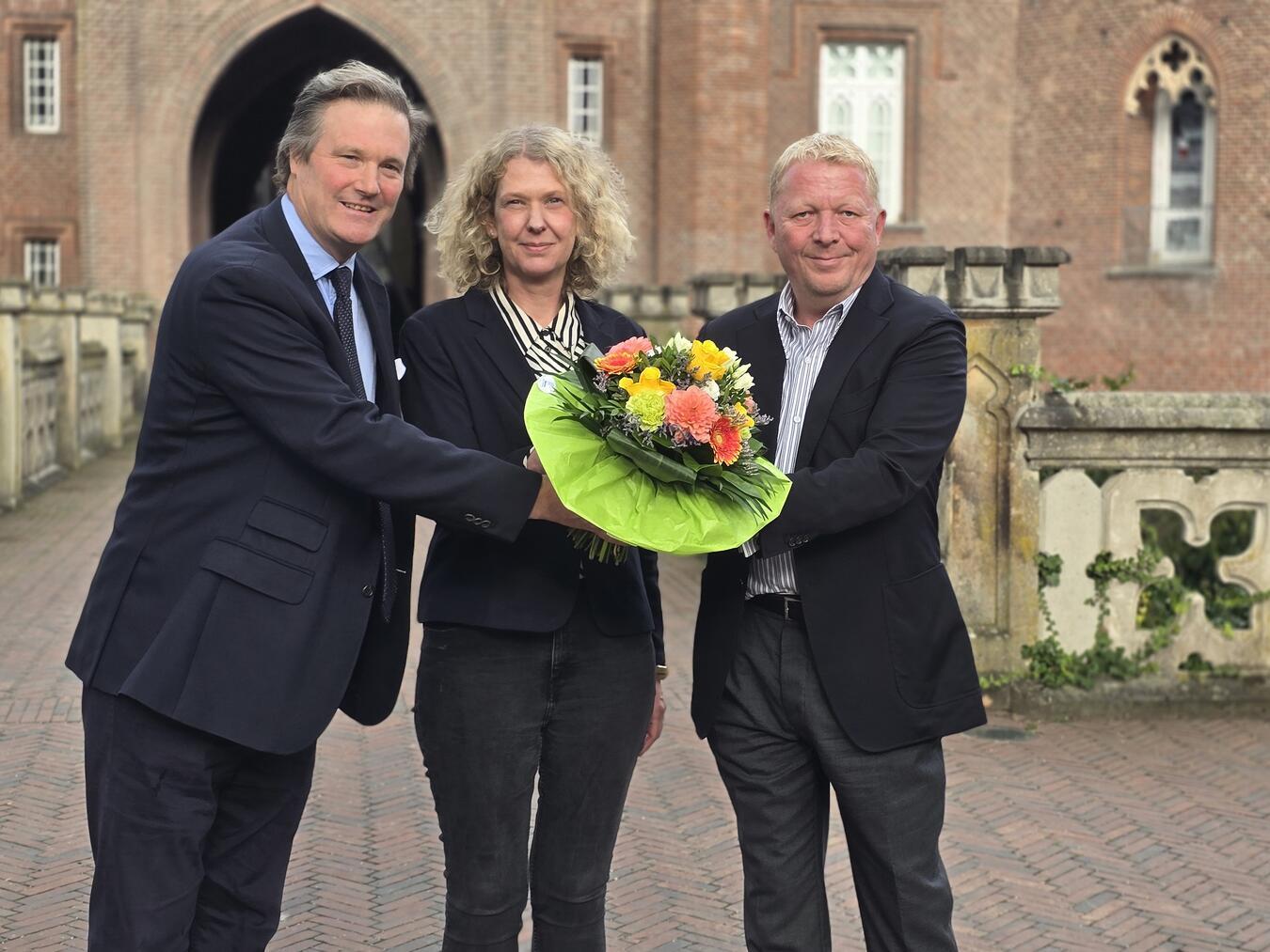 Das Empfehlungsmarketing Mit einem Blumenstrauß begrüßten Nicolas Baron von Steengracht (l.), Vorstandssprecher der Stiftung Museum Schloss Moyland, unddie künstlerische Direktorin Antje-Britt Mählmann den neuen Verwaltungsdirektor Alexander von Keyserlingk. NN-Foto: HF