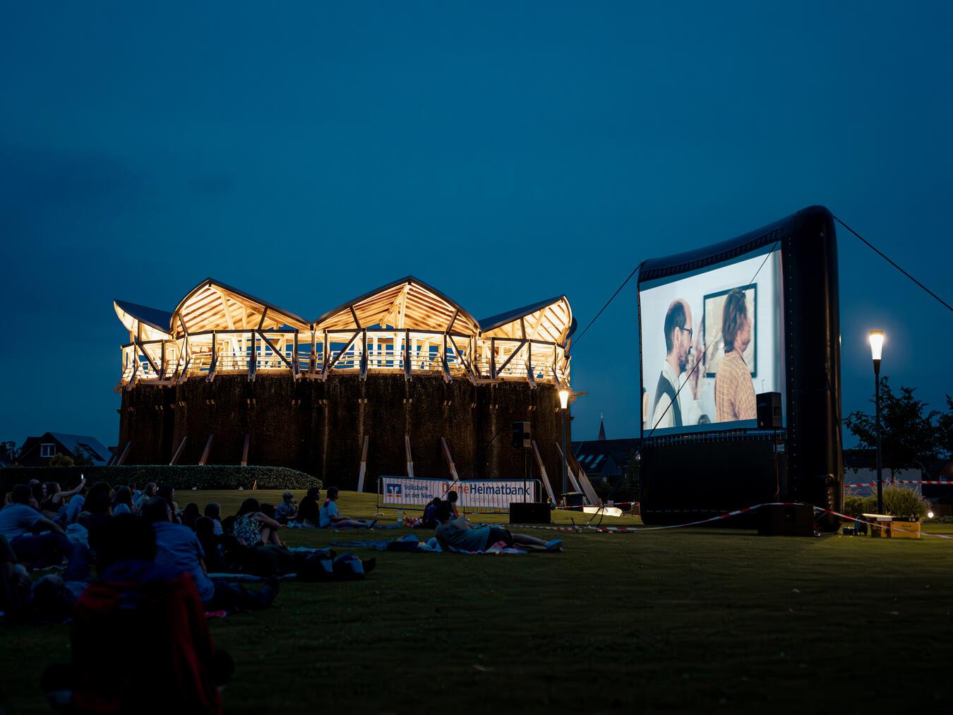 Mit einem einzigartigen Blick auf das beleuchtete Gradierwerk im Solegarten St. Jakob können die Kinobesucher das Abschlusshighlight der „Atempause“ genießen. Foto: © Birdie Produktion