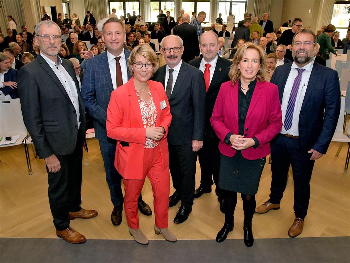 Mit einem Festakt haben der Kreis Kleve und das Kollegium des Berufskollegs Kleve jetzt die mehrjährigen Sanierungs- und Erweiterungsarbeiten an der größten Schule im Bundesland Nordrhein-Westfalen abgeschlossen. NN-Foto: Rüdiger Dehnen