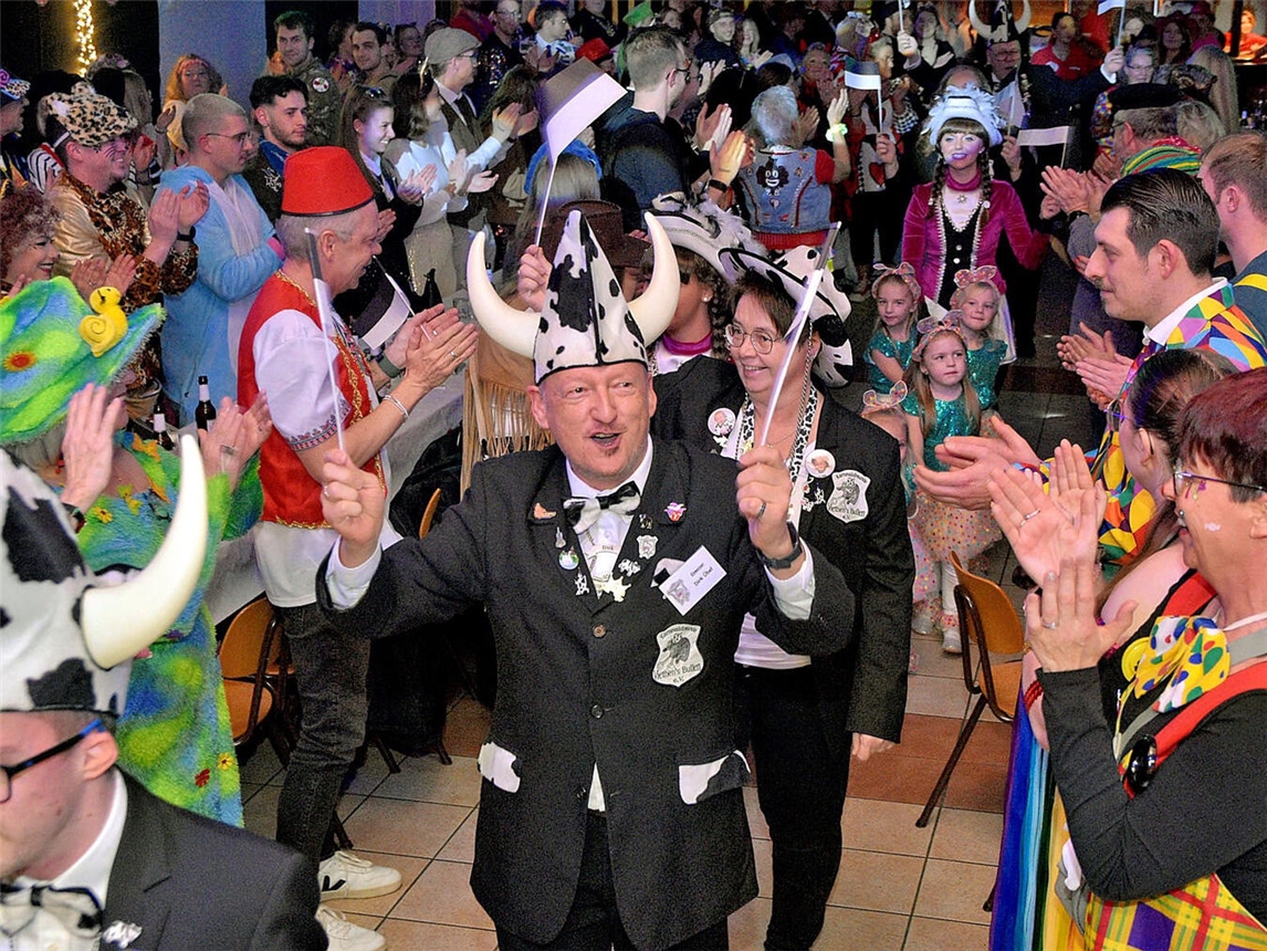 Mit einem fulminanten Einzug in das Bürgerhaus Griethausen starteten die Karnevalsfreunde Viethen`s Bullen mit ihrer 1. Sitzung am Samstag ihren diesjährigen Sitzungskarneval. NN-Foto: Rüdiger Dehnen