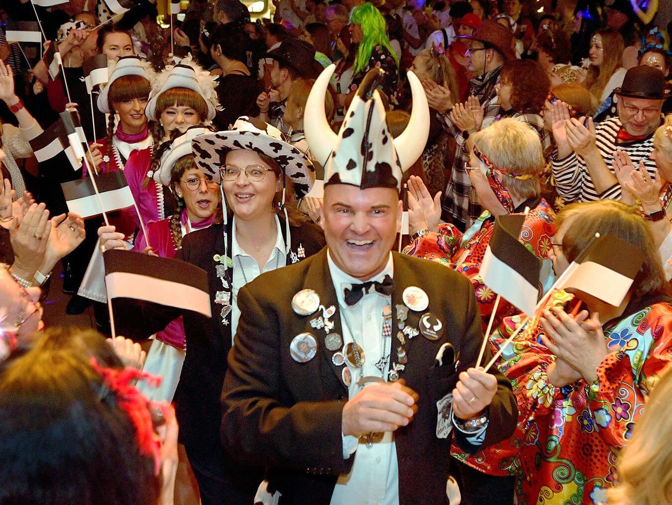 Mit einem fulminanten Einzug in das Bürgerhaus Griethausen starteten Viethen`s Bullen ihren diesjährigen Sitzungskarneval. NN-Foto: Rüdiger Dehnen