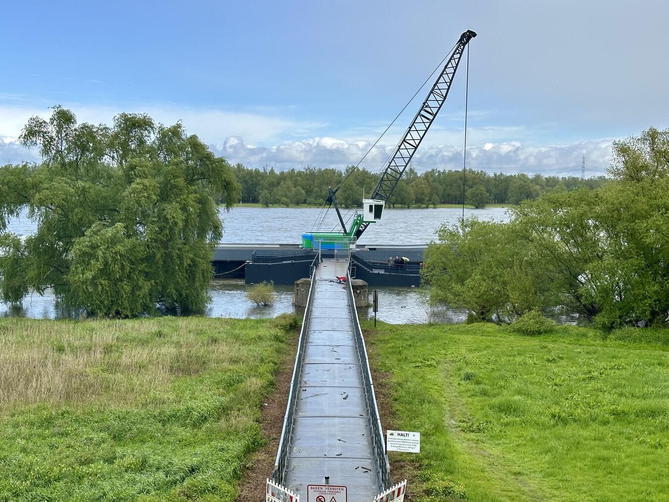 Das historische Orsoy mit dem Schiff erkunden Mit einem großen Kran wurde der neue Schiffsanleger in der vergangenen Woche montiert.