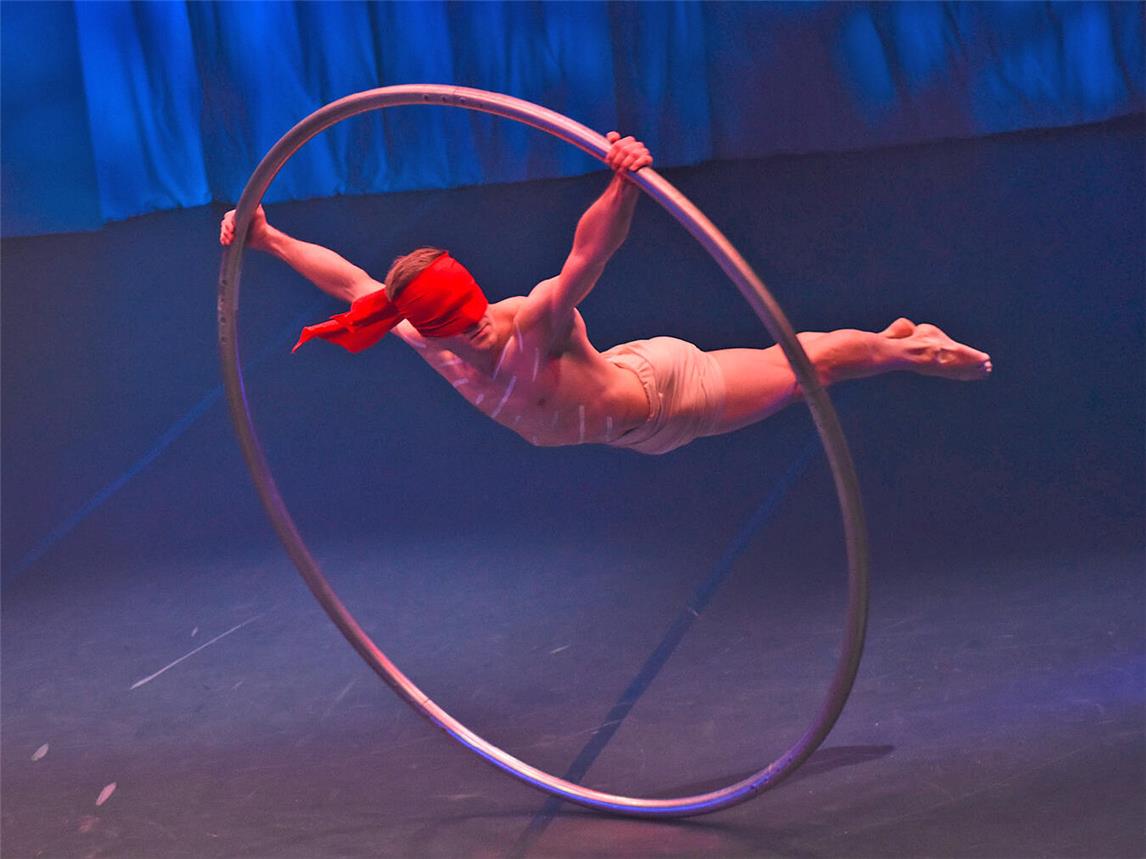 Mit einem Höchstmaß von Kraft, Konzentration und akrobatischem Können zeigen die Künstler ihre Darbietungen. Foto: GOP Theater