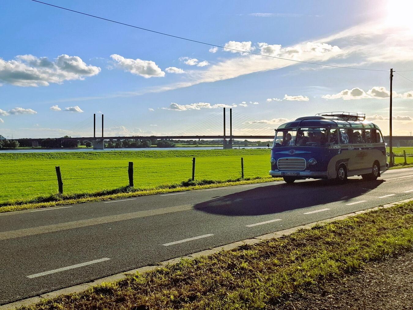 Mit einem Kässbohrer Setra S6 von 1961 waren die Teilnehmer der Bustour unterwegs. Foto: Stadt Rees/Michael Scholten