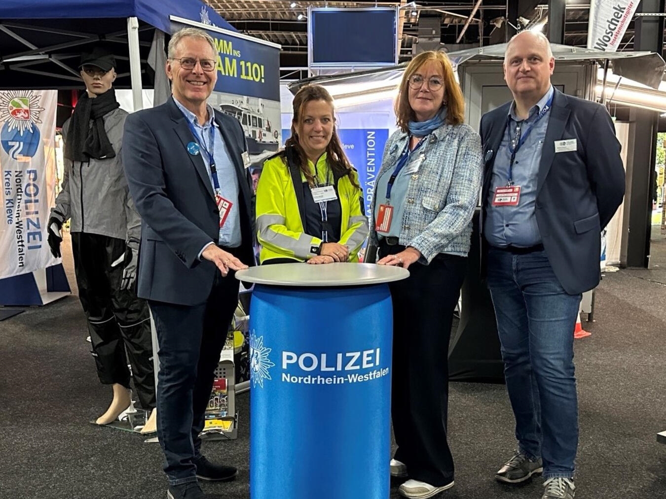 Präventionsstand der Kreispolizeibehörde Kleve auf dem Emmericher Wochenmarkt, Polizei NRW informiert.