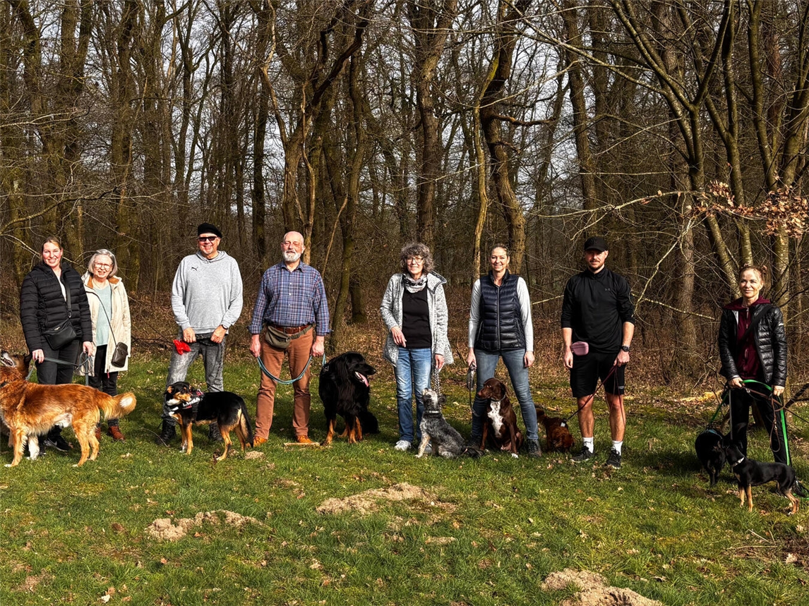 Mit einem Spaziergang durch den Eltener Wald sind die Hundefreunde in die Saison gestartet. Foto: privat