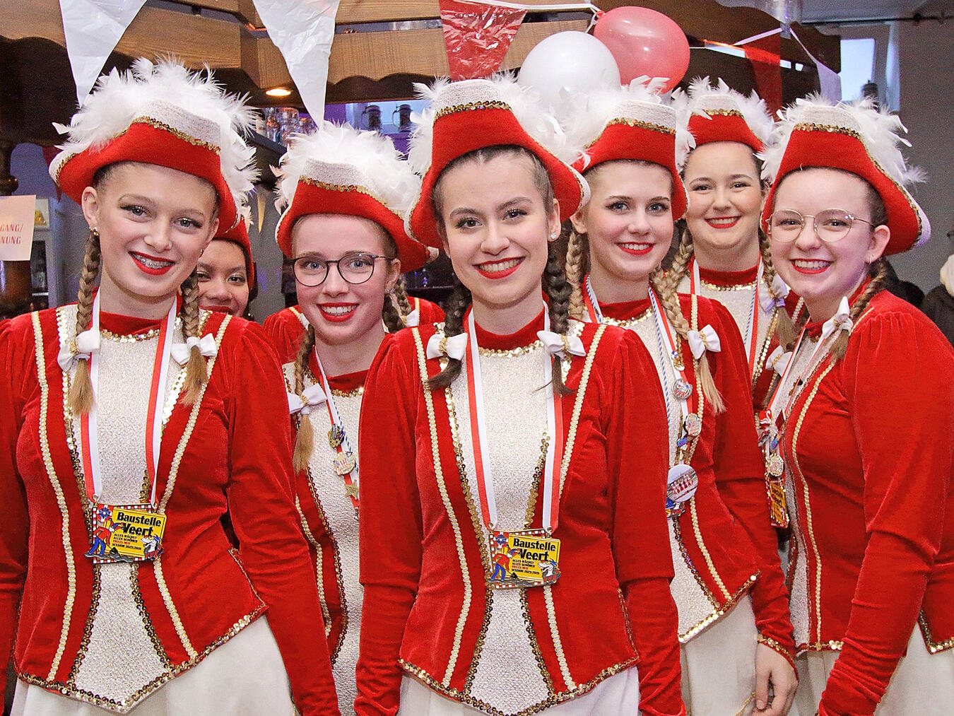 Mit einem strahlenden Lächeln begrüßten die Gardemädels die jecken Gäste in Veert. NN-Fotos: Theo Leie