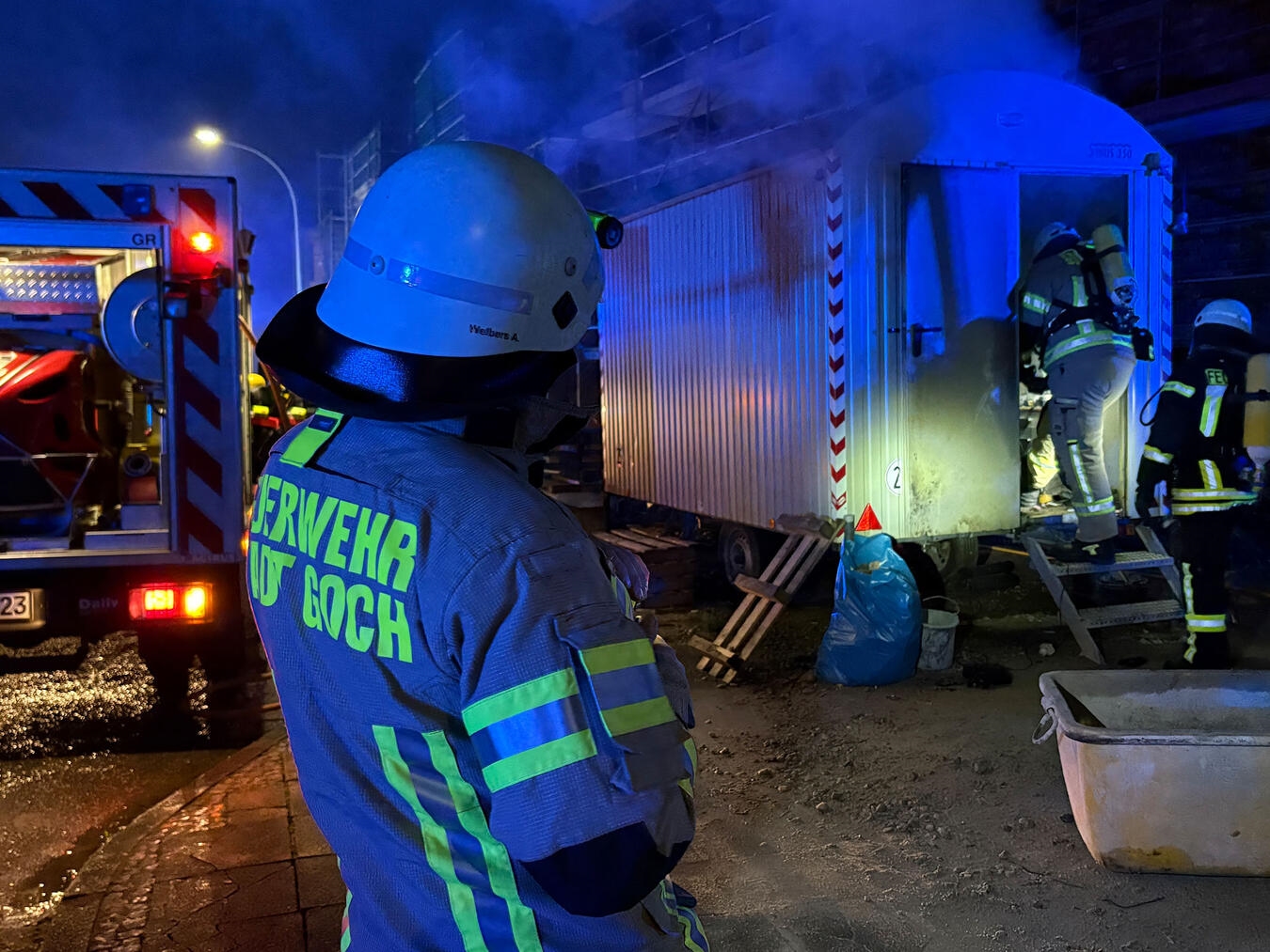 Mit einem Strahlrohr waren die Flammen schnell gelöscht. Foto: Torsten Matenaers