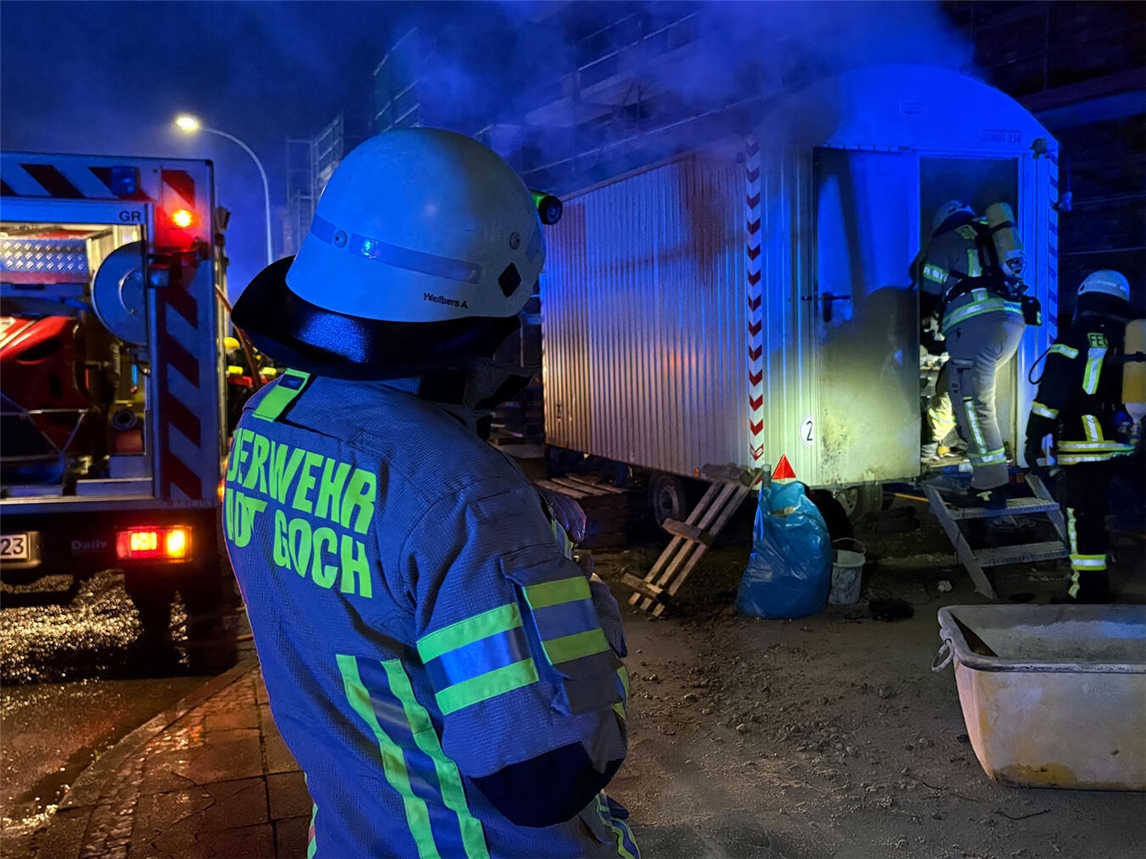 Mit einem Strahlrohr waren die Flammen schnell gelöscht. Foto: Torsten Matenaers