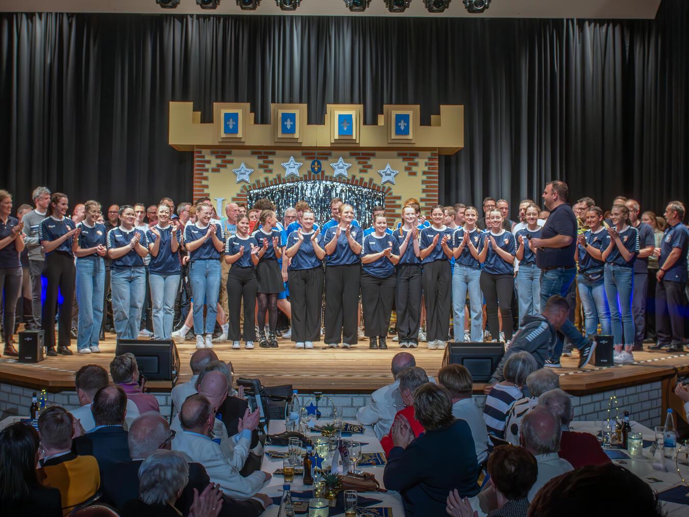 Mit einem witzigen Film á la „Mission Impossible“ wurde die IPK-Prinzengarde 2025 dem Publikum im Kastell vorgestellt. Das sorgte für viele Lacher und große Erheiterung. NN-Foto: Gerhard Seybert