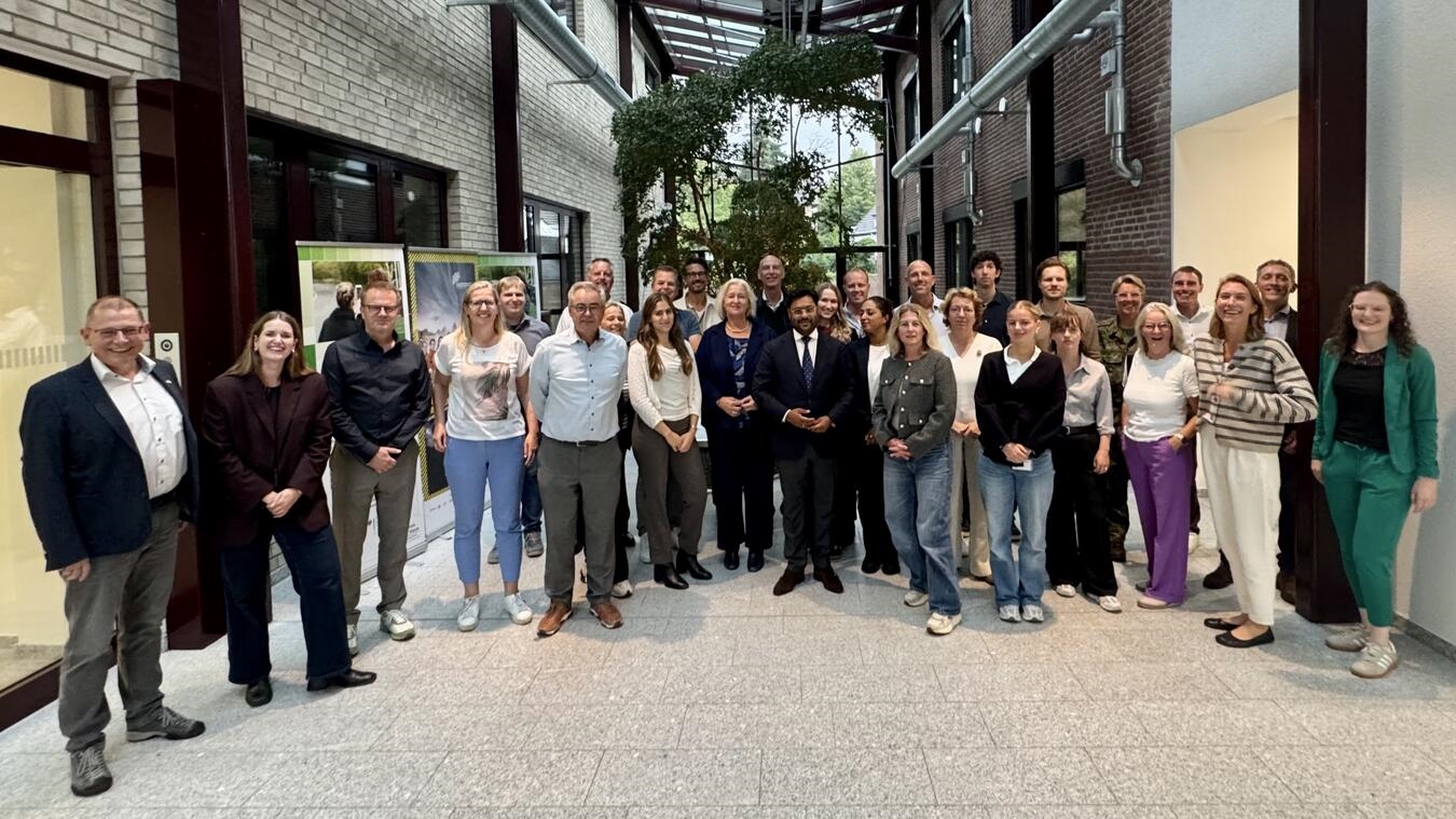 "Niederländische Delegation im Atrium der Kreisverwaltung Kleve, Gruppenfoto, interkultureller Austausch, Foto: Kreis Kleve"