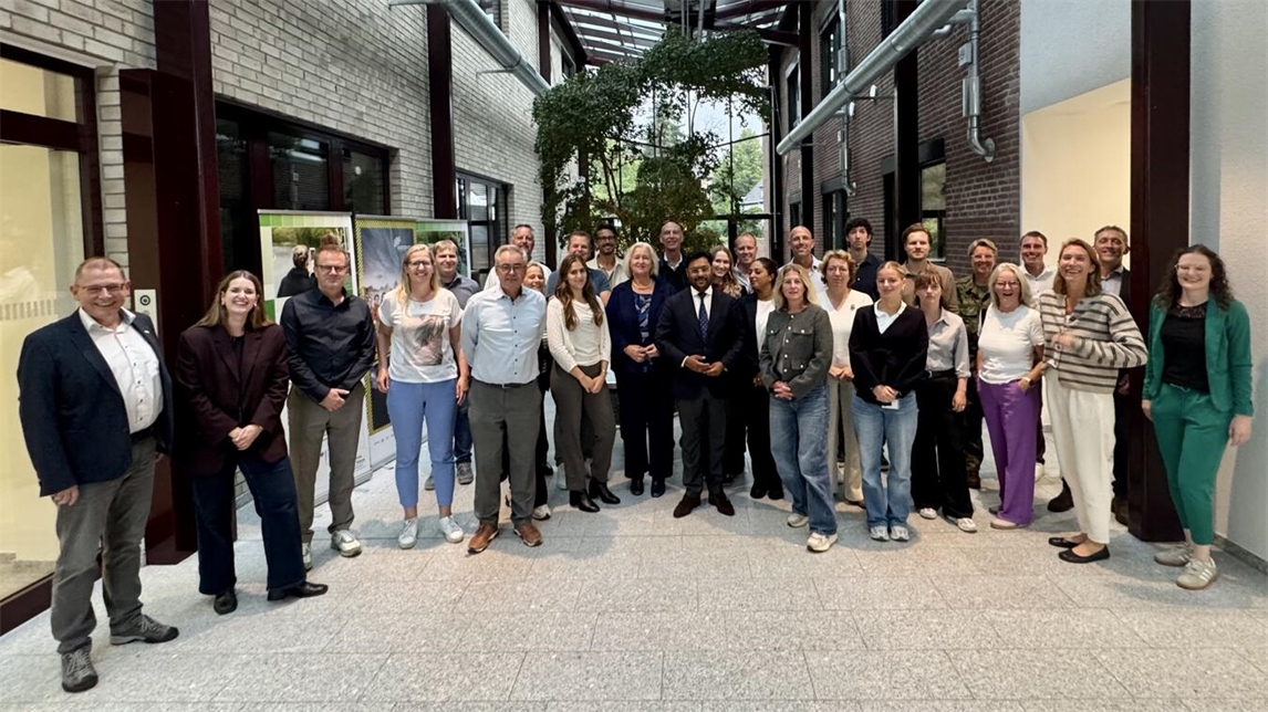 "Niederländische Delegation im Atrium der Kreisverwaltung Kleve, Gruppenfoto, interkultureller Austausch, Foto: Kreis Kleve"