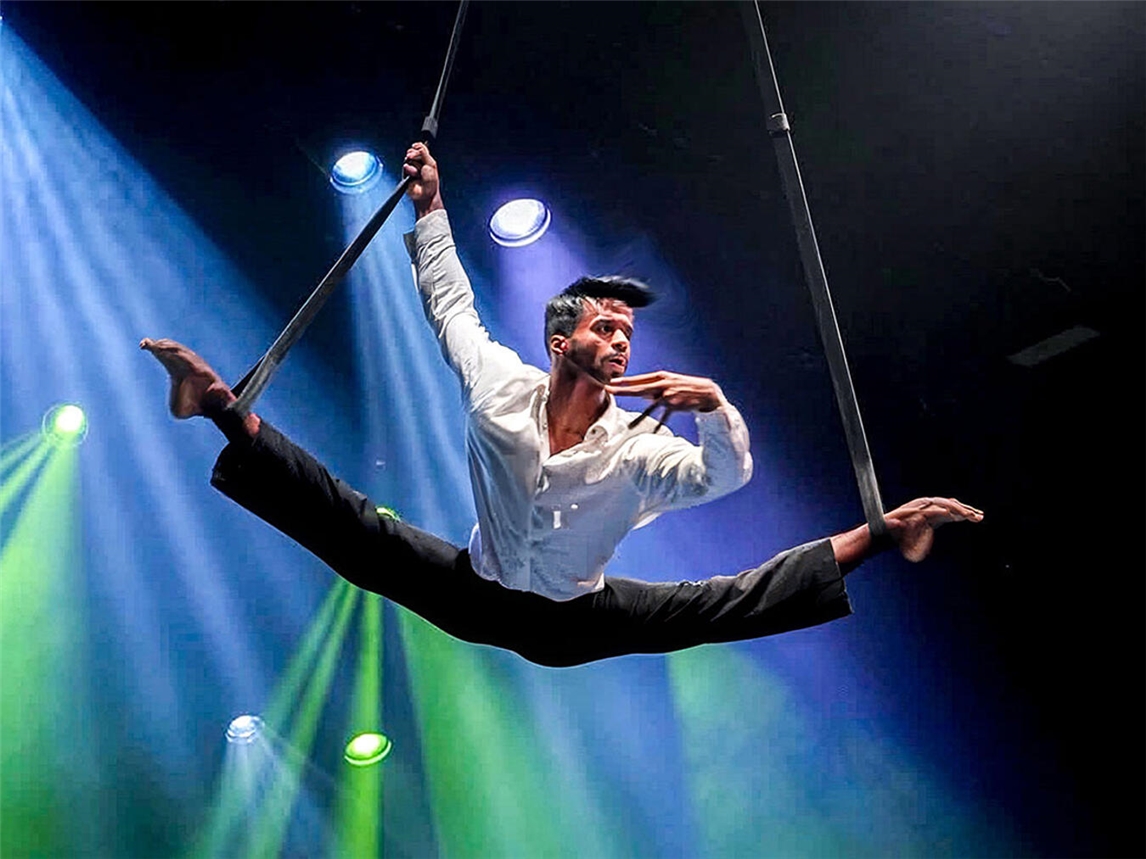 Mit einer imposanten Mischung aus Kraft, Kontrolle und Anmut begeistert der charmante Rian Rodrigues aus Brasilien das Publikum auf seine ganz eigene Art mit gleich zwei artistischen Darbietungen. Fotos: GOP-Theater