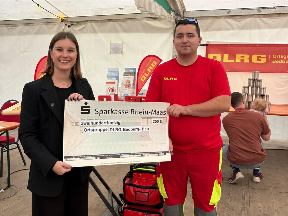 Mit einer kleinen Finanzspritze möchte die CDU den ehrenamtlich Aktiven ihren Dank und ihre Anerkennung für die geleistete Arbeit und die Unterstützung beim Kinderfest aussprechen. Foto: CDU Bedburg-Hau