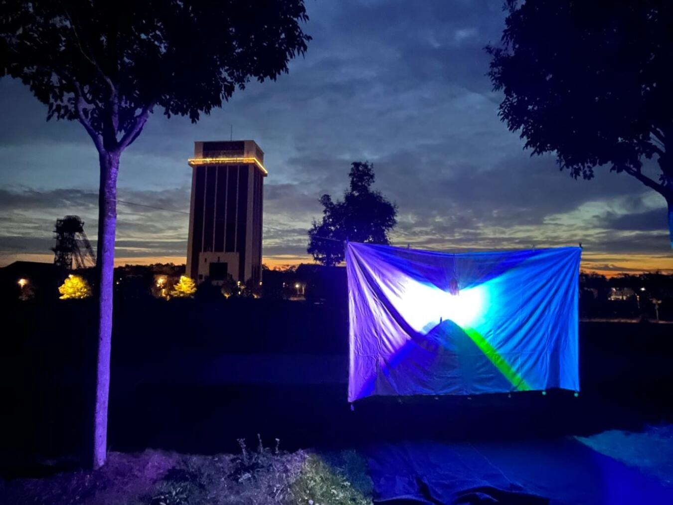 LED-Leuchte zieht Insekten an, um sie dem Publikum zu präsentieren.