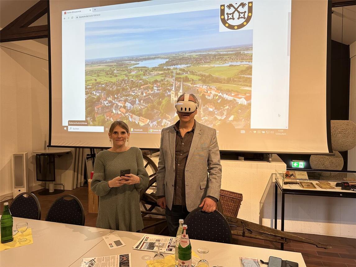 Mit einer VR-Brille, wie sie hier Uwe Strauch trägt, ist der Effekt des virtuellen Stadtrundganges am größten. Das Smartphone wie das von Hannah Keuchel funktioniert aber auch. NN-Foto: SP