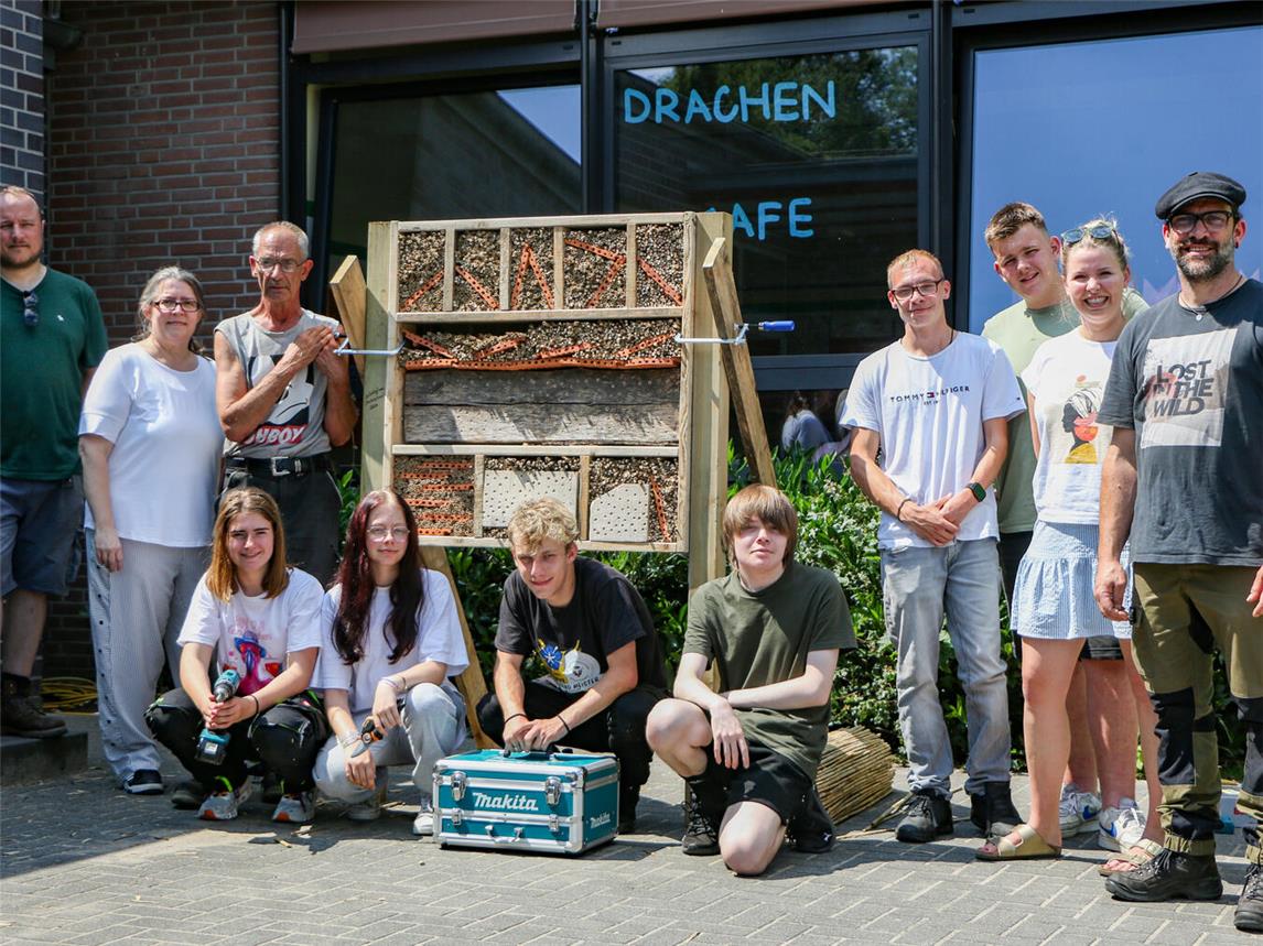 Mit Engagement für mehr Nachhaltigkeit: Die verantwortlichen Schüler und Lehrer posieren vor ihrem neuen Insektenhotel.Foto: Caritasverband Geldern-Kevelaer