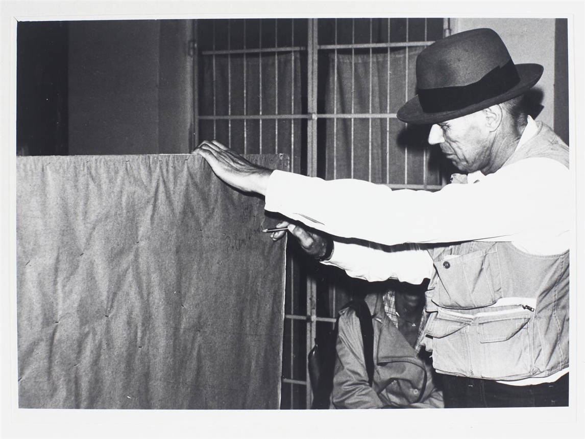 Mit Fragen an die KI zur Ausstellung „Auschwitz und der Zweite Weltkrieg im Werk von Joseph Beuys“ beginnt die Finissage. Foto: MSM