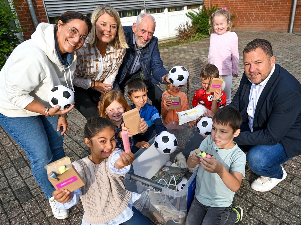 Mit Freude in Bewegung: Die katholische Grundschule Marienwasser nimmt ein Bewegungspaket für mehr Aktivität im Schulalltag entgegen. Foto: Westenergie