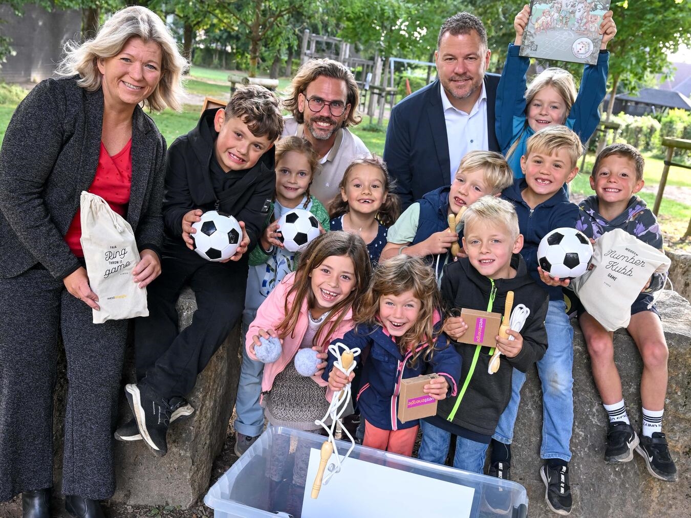 Mit Freude in Bewegung: Westenergie übergibt der Johann-Winrich-Wichern Gemeinschaftsgrundschule ein Bewegungspaket für mehr Aktivität im Schulalltag. Foto: Westenergie GmbH