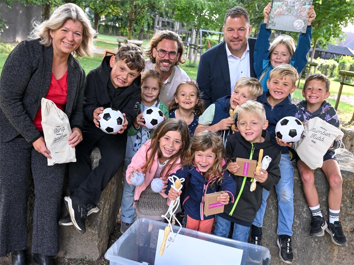 Mit Freude in Bewegung: Westenergie übergibt der Johann-Winrich-Wichern Gemeinschaftsgrundschule ein Bewegungspaket für mehr Aktivität im Schulalltag. Foto: Westenergie GmbH