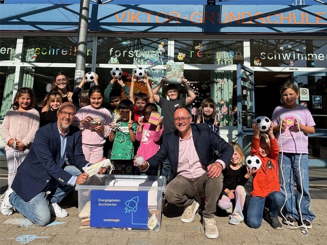 Mit Freude in Bewegung: Westenergie übergibt der Viktor-Grundschule Xanten ein Bewegungspaket für mehr Aktivität im Schulalltag. Foto: Westenergie GmbH