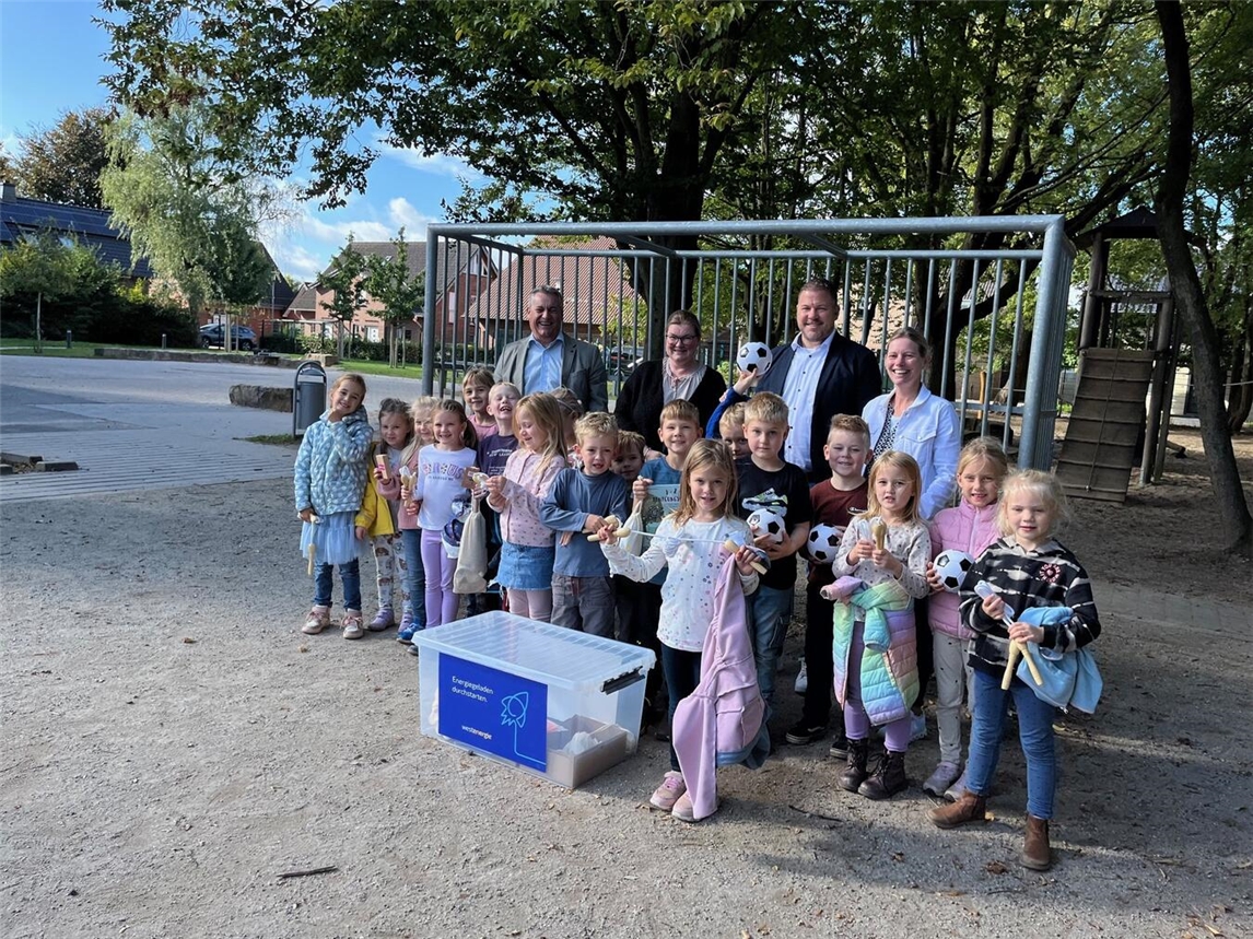 Mit Freude in Bewegung: Westenergie übergibt der Wilhelm-Koppers-Schule ein Bewegungspaket für mehr Aktivität im Schulalltag. Foto: Westenergie GmbH