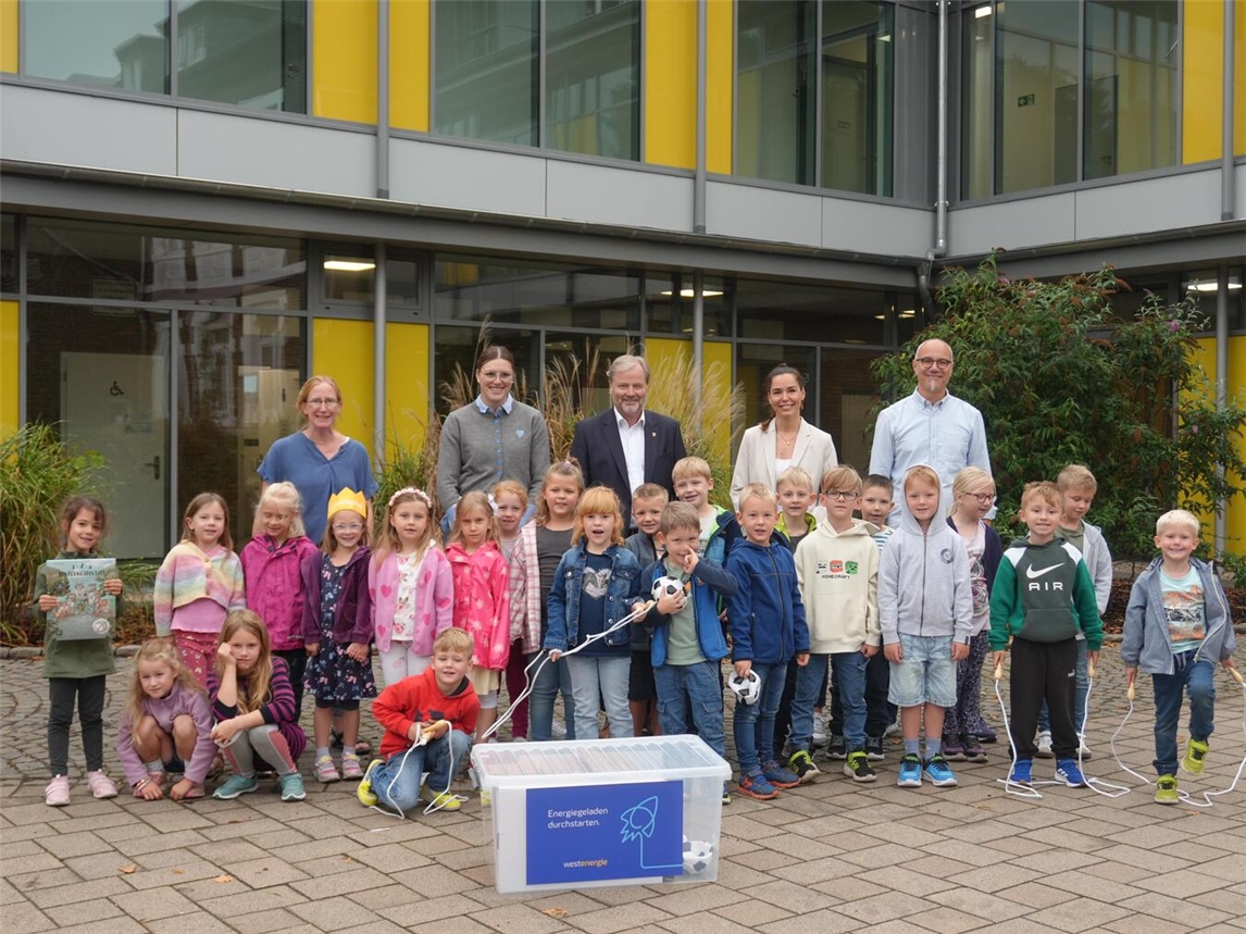 Mit Freude und Bewegung in den Schultag: Westenergie übergibt der Geschwister-Devries-Grundschule ein Bewegungspaket. Bürgermeister Rainer Weber freut sich über die neuen Möglichkeiten für aktive Pausen. Foto: Westenergie AG