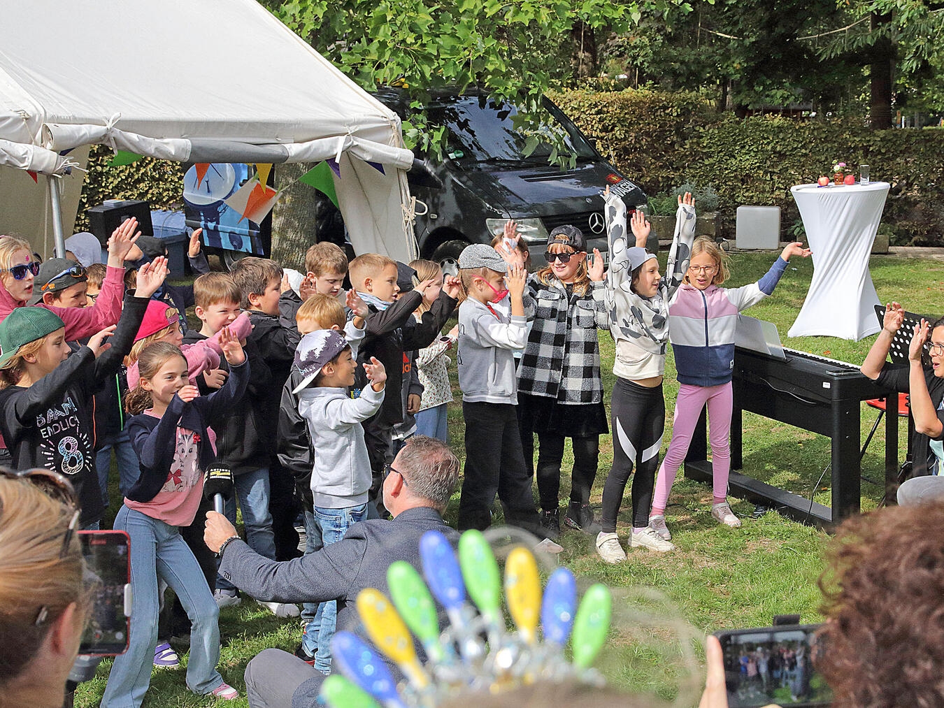 Mit fröhlichen Liedern bedankten sich die Kinder für die Einladung.